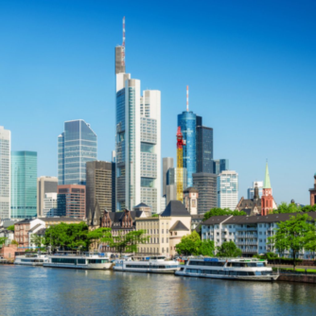 Blick auf die Skyline und den Rhein von Frankfurt am Main
