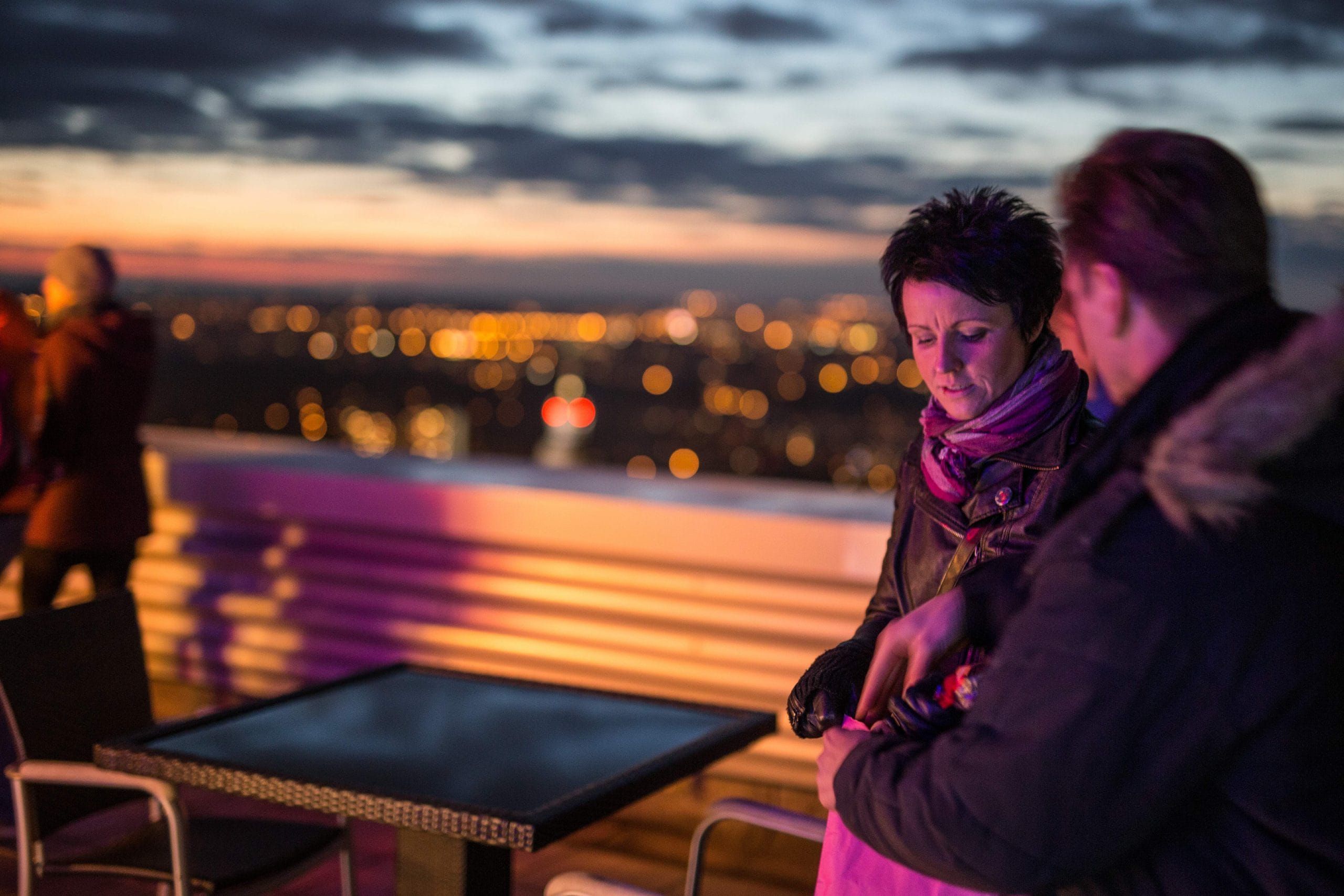 Paar über den Dächern des nächtlichen Leipzig