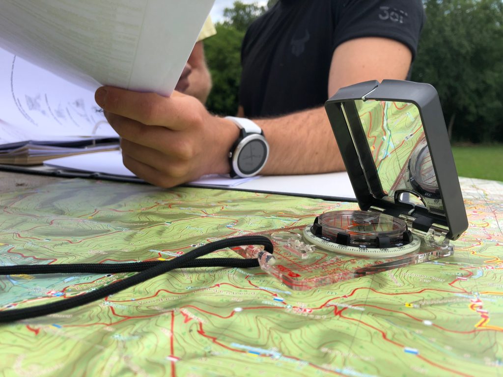 Teilnehmer beim Survival am Kartentisch