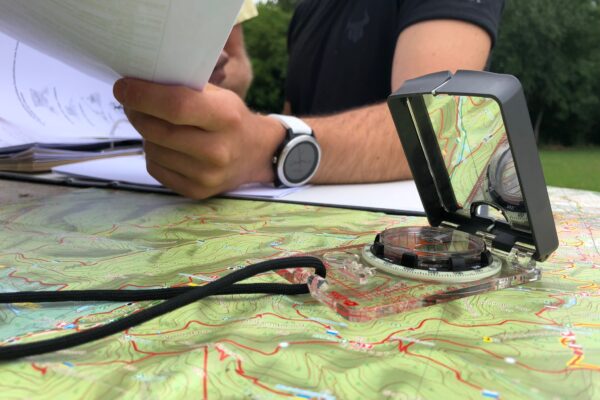 Teilnehmer beim Survival am Kartentisch