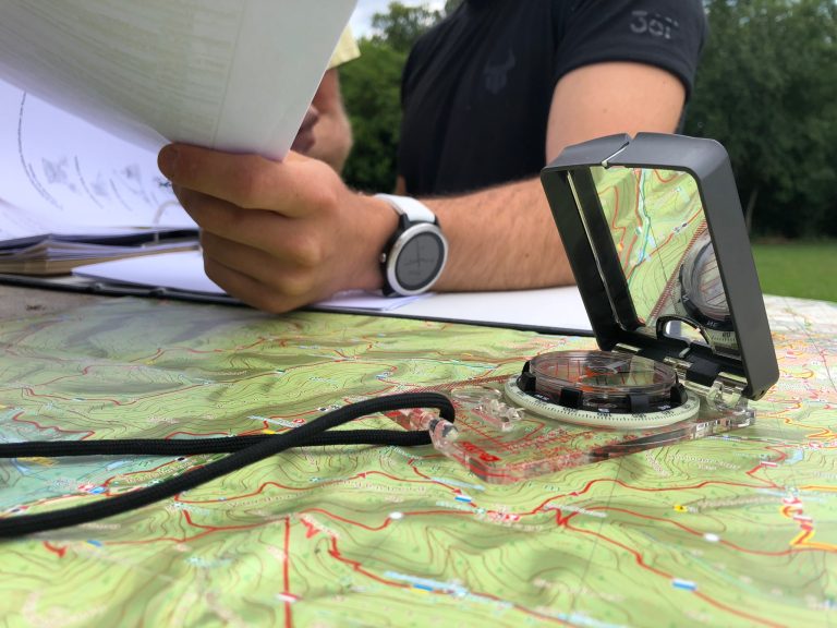 Teilnehmer beim Survival am Kartentisch