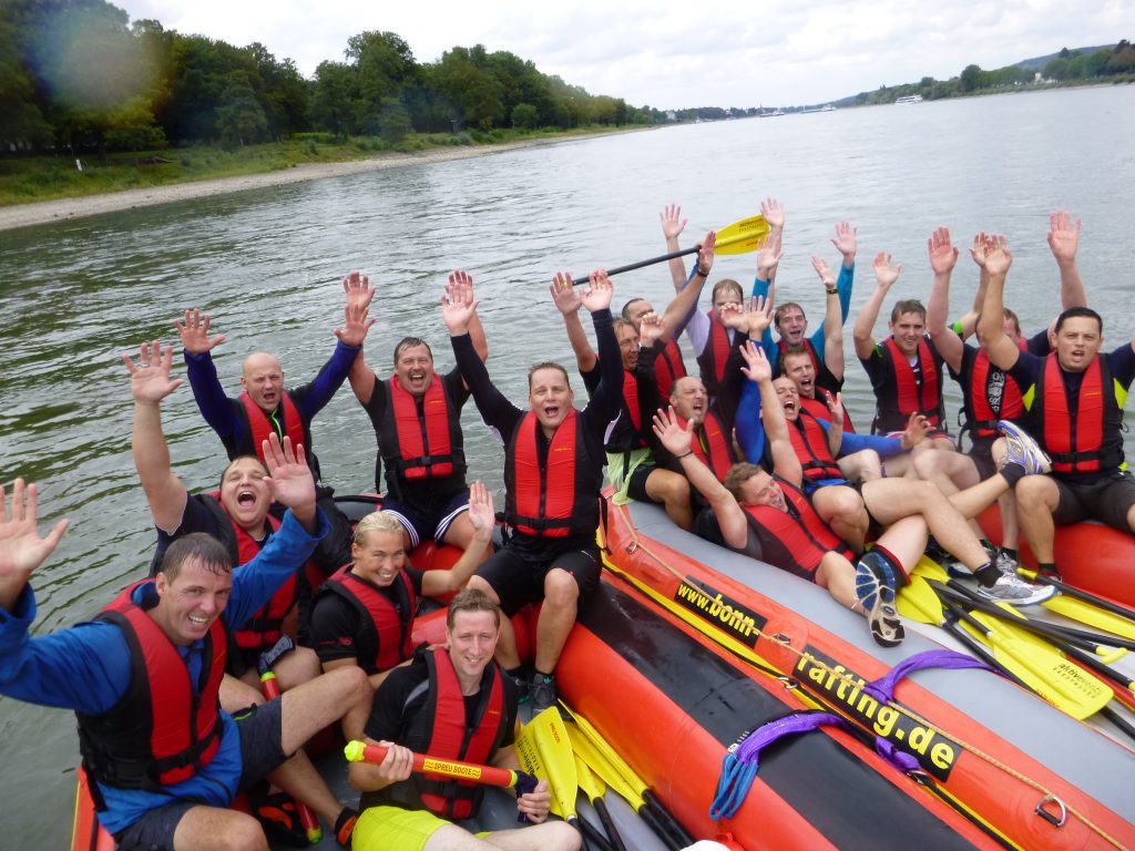 Teilnehmende in ihren Booten beim Rafting