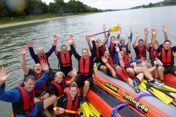 Teilnehmende in ihren Booten beim Rafting