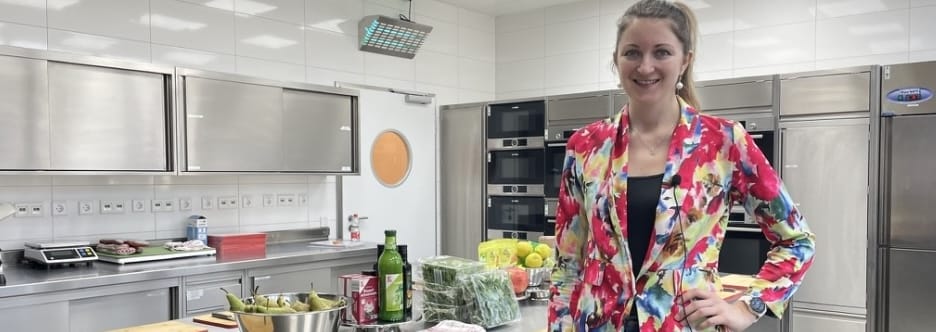 Moderatorin in einer Küche beim Koch-Event