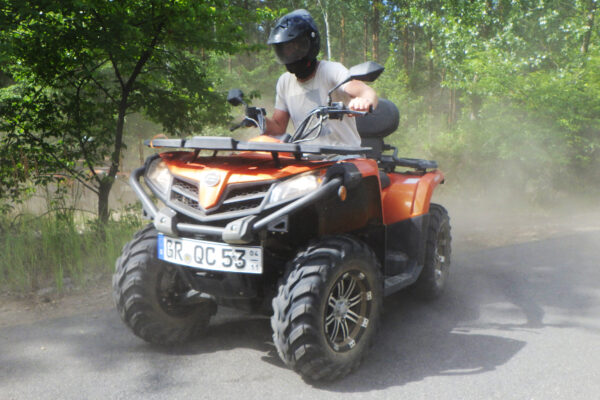Quad auf einer Straße im Wald