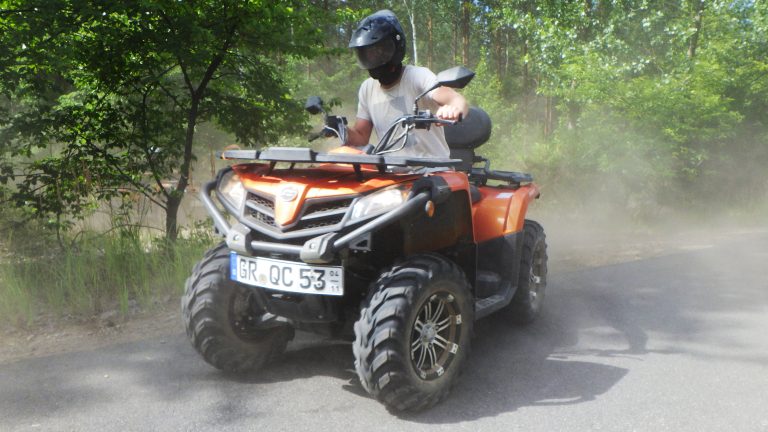 Quad auf einer Straße im Wald