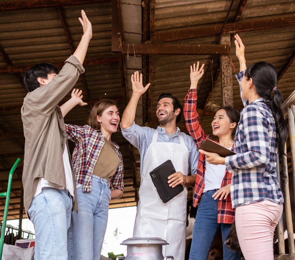 Gruppe von Teilnehmenden an der Bauern-Olympiade in einer Scheune