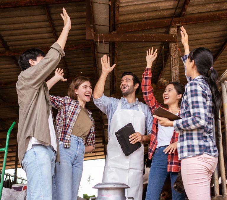 Gruppe von Teilnehmenden an der Bauern-Olympiade in einer Scheune
