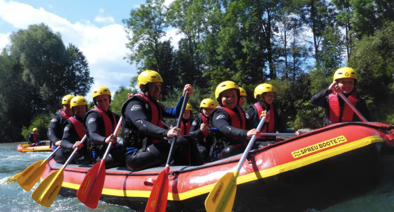 Teilnehmer beim Rafting in ihrem Boot