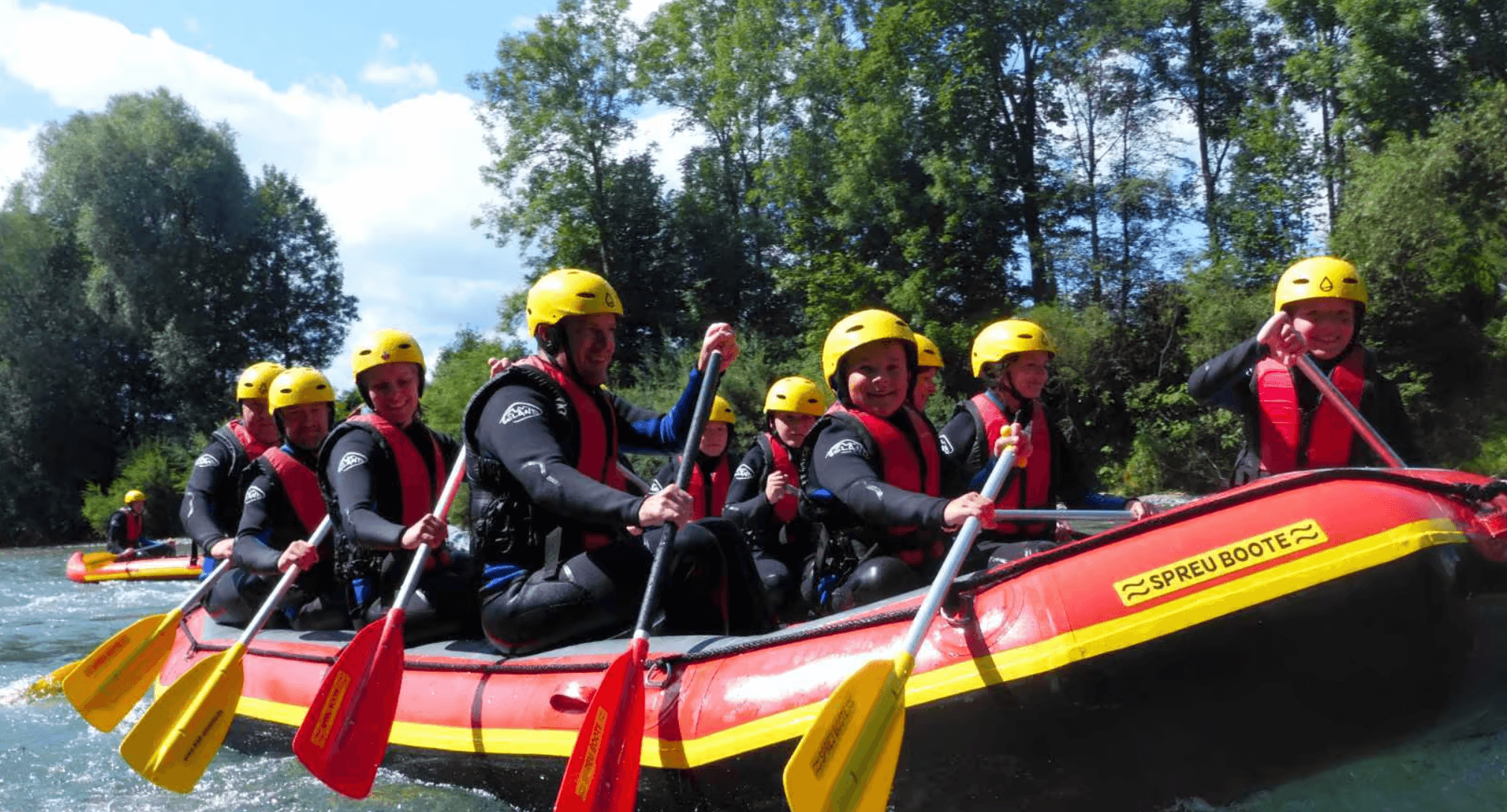 Teilnehmer beim Rafting in ihrem Boot