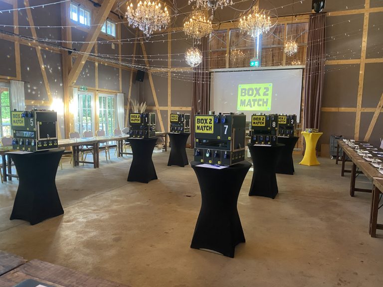 Box2Match aufgebaut in einem großen Raum