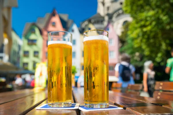 Zwei Gläser Kölsch auf einem Tisch bei der Brauhaustour Köln