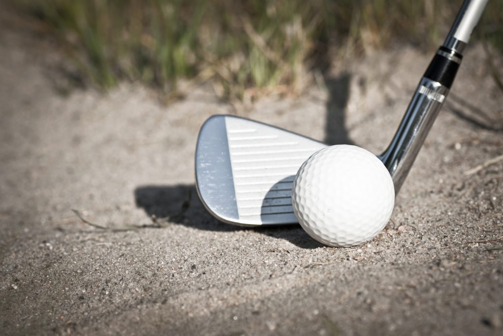 Schläger und Ball beim Crossgolf