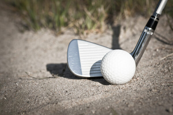 Schläger und Ball beim Crossgolf