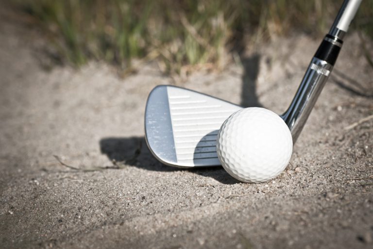 Schläger und Ball beim Crossgolf