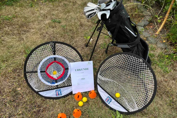 Crossgolf-Set auf einer Wiese