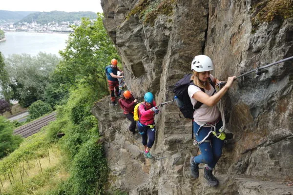 Gruppe am Fels auf einem Klettersteig