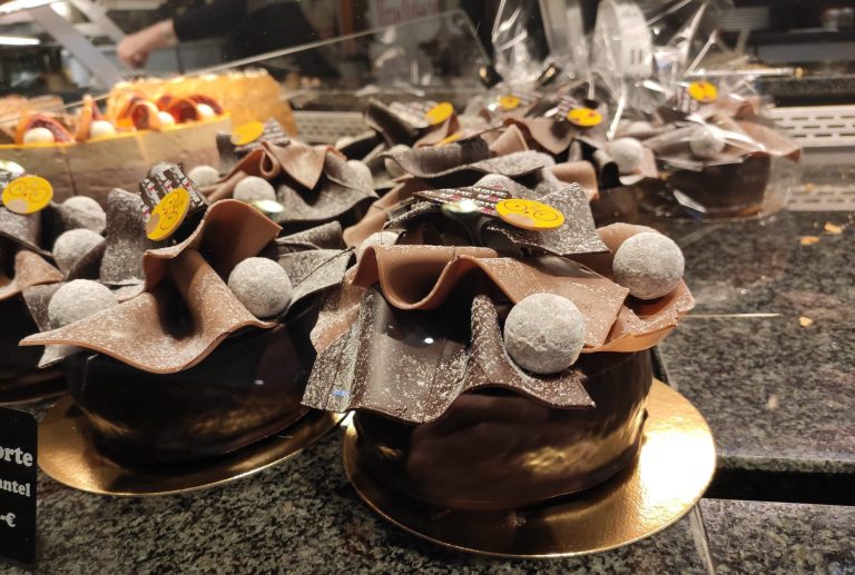 Törtchen in einer Auslage bei der Stadtführung Die süße Seite Siegburgs