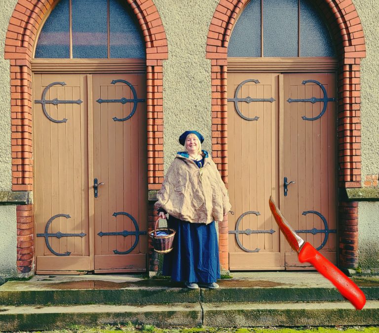 Die Frau des Scharfrichters vor einem Gebäude in Leipzig