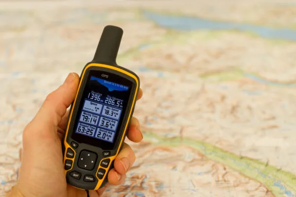 GPS-Gerät vor einer Landkarte beim Krimi-Geocaching zum Selberspielen in Magdeburg