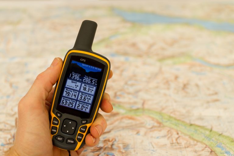 GPS-Gerät vor einer Landkarte beim Geocaching