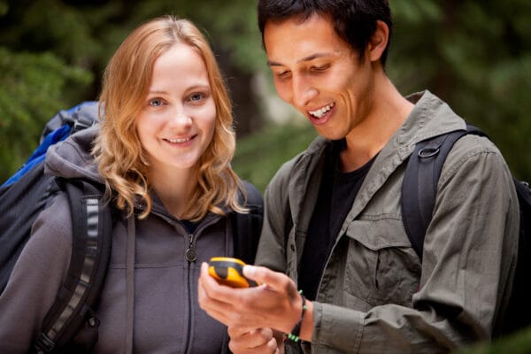 Zwei Menschen mit GPS-Geräten beim Geocaching