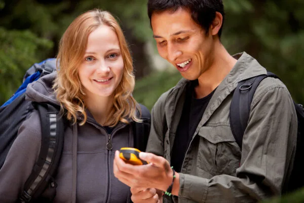 Zwei Menschen mit GPS-Geräten beim Geocaching