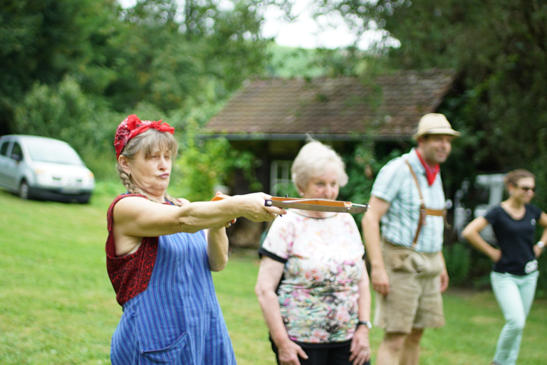 Teilnehmerin der Schwaben-Olympiade beim Armbrustschießen