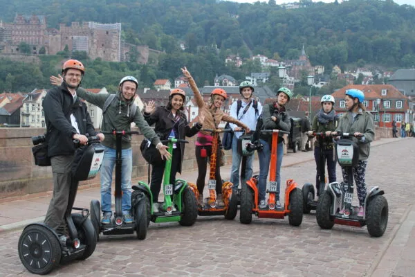 Segway-Fahrer vor der Kulisse des Schlosses in Heidelberg