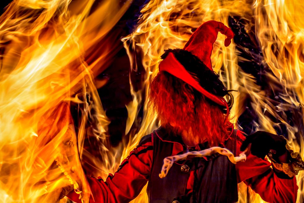 Hexe vor einem Scheiterhaufen bei der Hexenführung