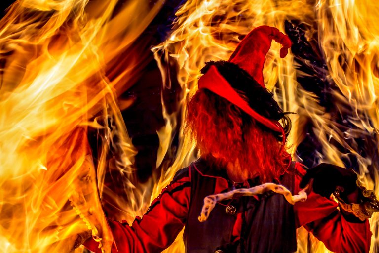 Hexe vor einem Scheiterhaufen bei der Hexenführung