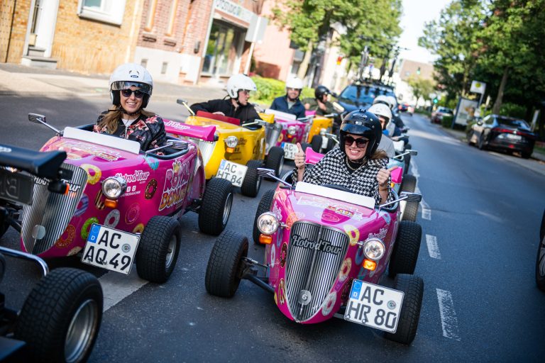 Fahrer bei der Hotrod Tour auf einer Straße