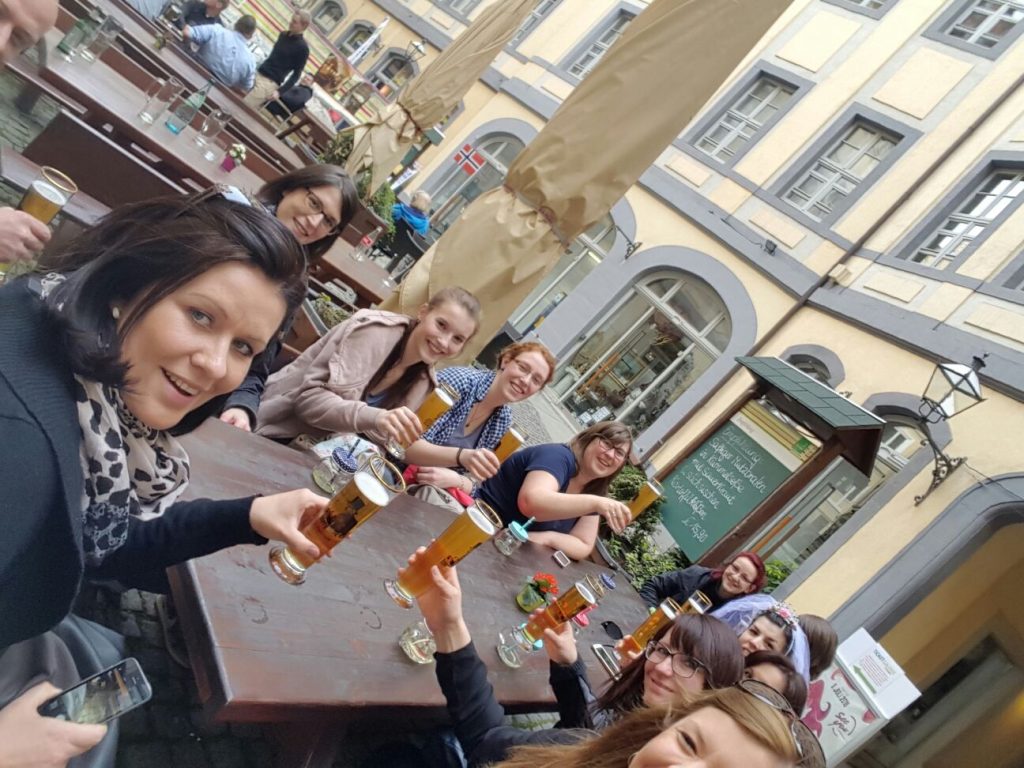 Teilnehmerinnen prosten sich bei der Tour Leipziger Allasch in einem Biergarten zu