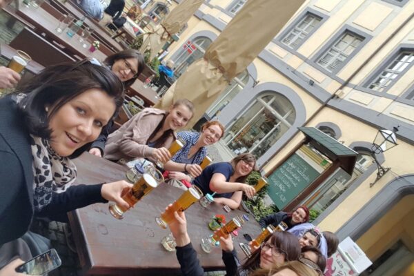 Teilnehmerinnen prosten sich bei der Tour Leipziger Allasch in einem Biergarten zu