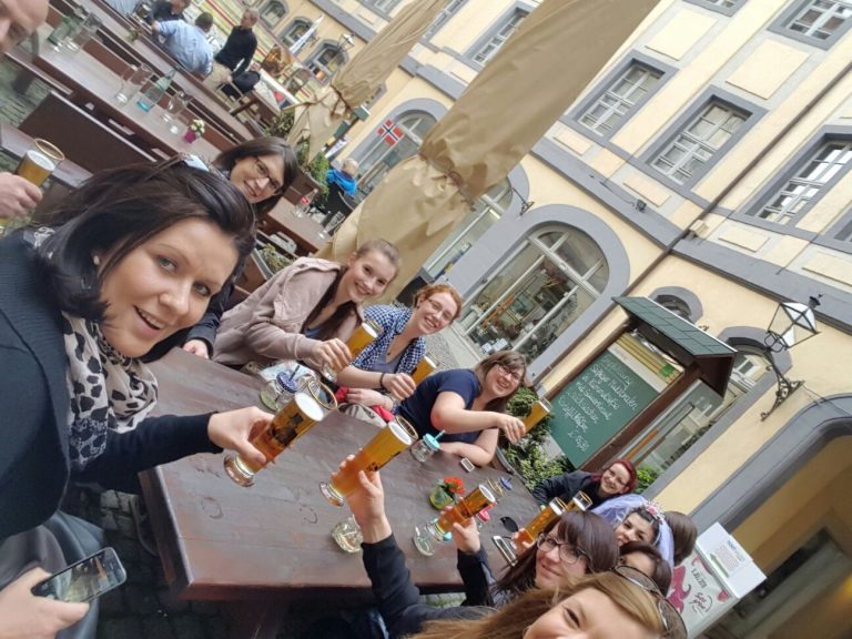 Teilnehmerinnen prosten sich bei der Tour Leipziger Allasch in einem Biergarten zu