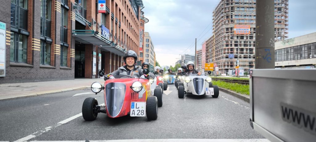 Menschen in ihrem Hotrod auf einer Straße