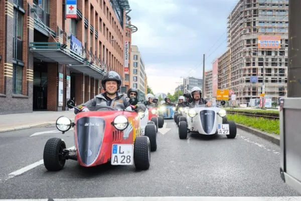 Menschen in ihrem Hotrod auf einer Straße