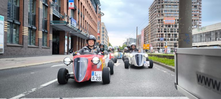 Menschen in ihrem Hotrod auf einer Straße