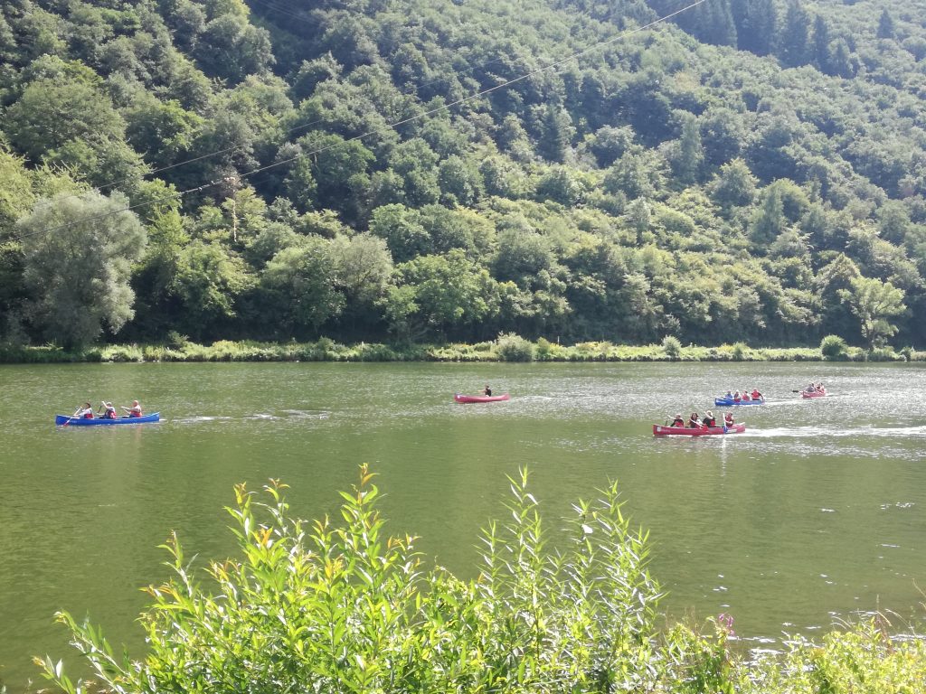 Menschen fahren in ihrem Kanu die Mosel entlang