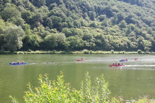 Menschen fahren in ihrem Kanu die Mosel entlang