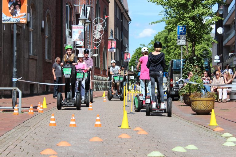 Teilnehmende mit ihrem Segway auf einem Parcour
