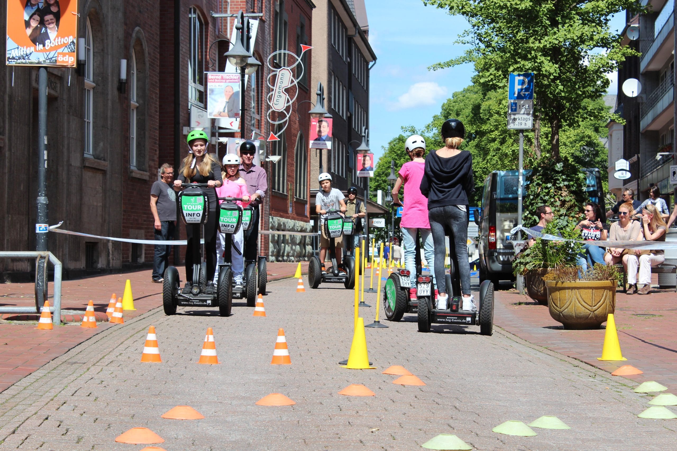 Teilnehmende mit ihrem Segway auf einem Parcour