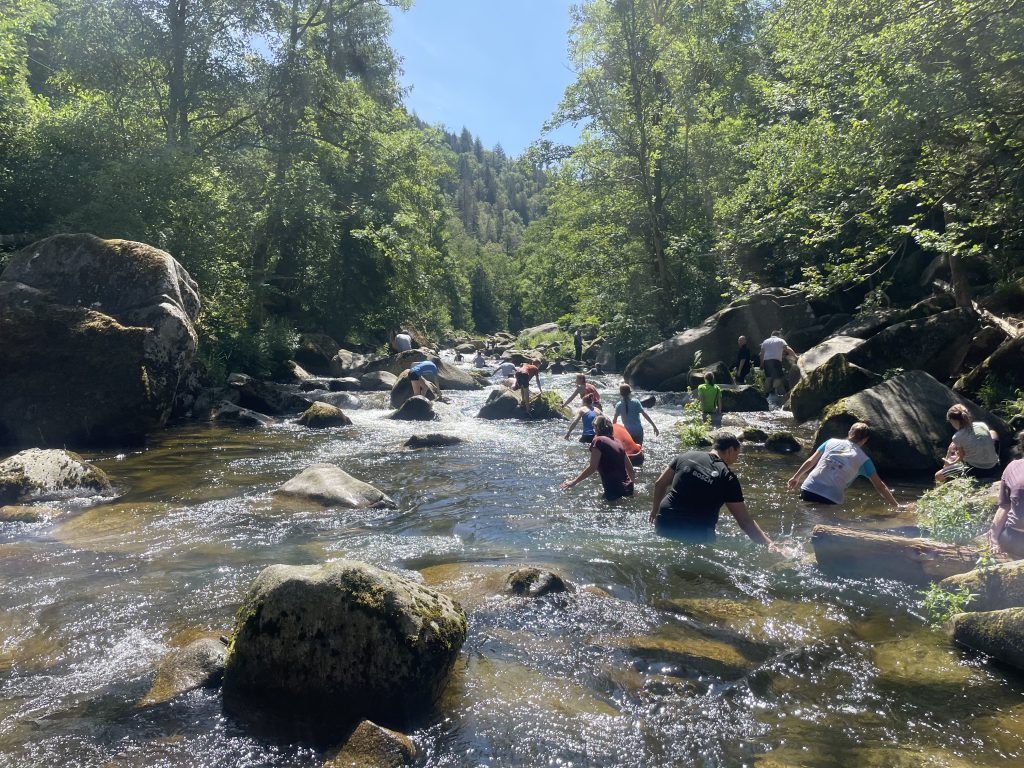 Menschen beim Canyoning in einem Fluss