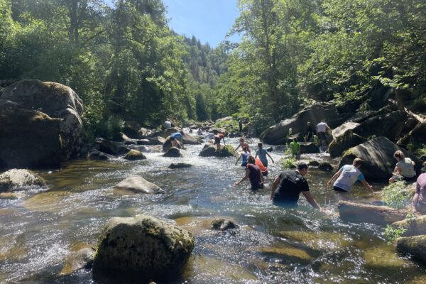 Menschen beim Canyoning in einem Fluss