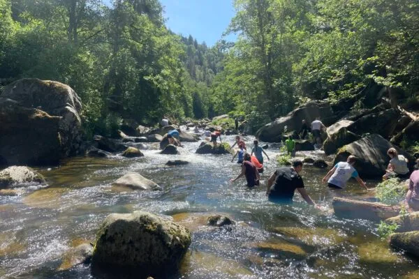Menschen beim Canyoning in einem Fluss