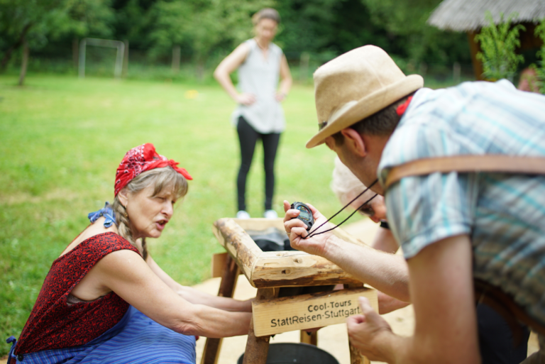 Teilnehmerin der Schwaben-Olympiade beim Wettmelken