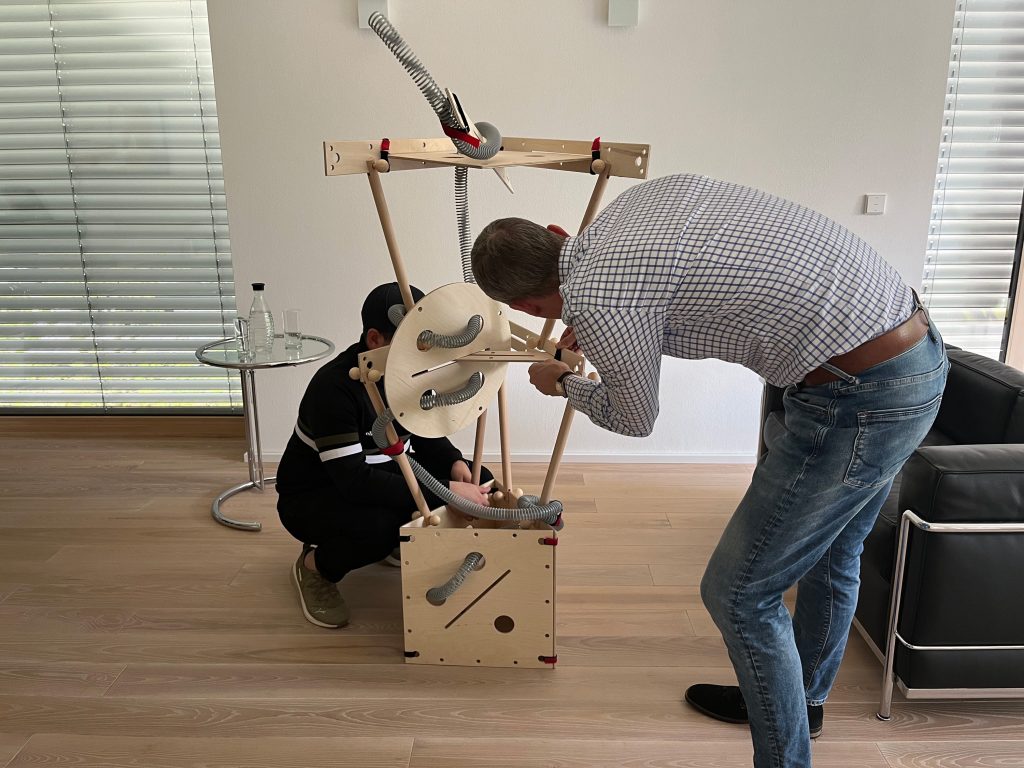 Zwei Personen Kugelbahn bauen