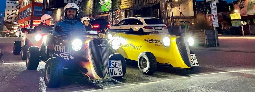 Fahrer mit ihrem Hotrod an einer Ampel bei Nacht