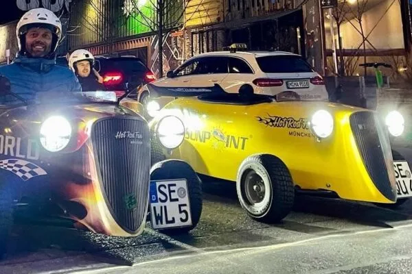 Fahrer mit ihrem Hotrod an einer Ampel bei Nacht