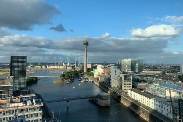 Der Medienhafen durch ein Fenster von oben fotografiert
